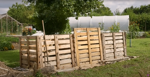 Image de l'article '4 Compost Heaps in 3 Bays, ready in 6 to 12 months, by Charles Dowding'