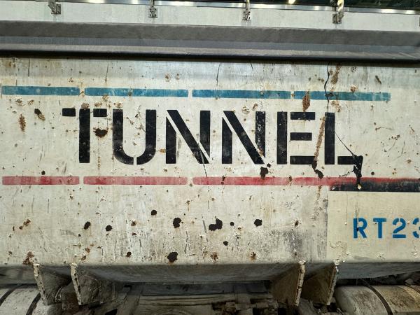 “Tunnel” written on a metal structure