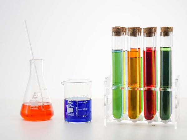 Chemistry set with 4 tubes, Erlenmeyer flask and a beaker